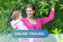 Junge Frau mit Kleinkind auf dem Arm vor einem Apfelbaum, Schriftzug Online-Tagung
