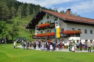 Dorfgemeinschaft Niederaudorf am Bereisungstag des Dorfwettbewerbes vor einem regional typischen Haus