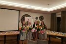 4 Personen stehen nebeneinander