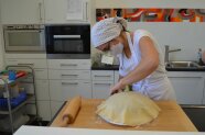 Anna Mairhörmann drapiert Fondant auf einer Torte