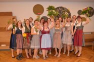 Gruppe Frauen mit Blumensträußen