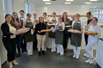 Schülerinnen mit Kuchen