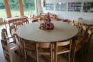 Alle Kinder sitzen zusammen an einem großen Esstisch 