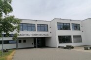 Die Schule ist ein zweistöckiger Flachbau. 