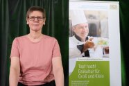 Antje-Britta Mörstedt neben Roll-up