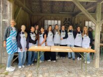 Gruppe Mädchen mit weißen Schürzen