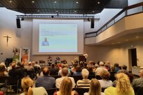 Personen in einem Saal