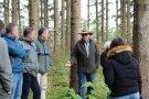 Mehrere Personen im Wald