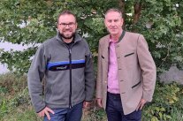Zwei Männer stehen nebeneinander
