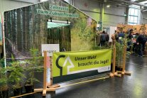 Zelteingang mit Mottobanner "Unser Wald braucht die Jagd"