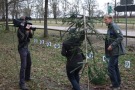 Drei Teilnehmer beim Christbaumweitwurf