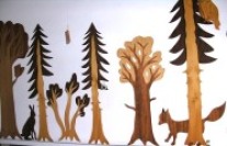 Wald mit Tieren in Holzsägearbeit