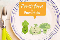 Gabel und Messer liegen neben Teller, darauf Schriftzug "Powerfood für Powerkids" 