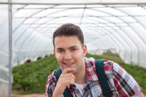 Landwirt vor Gewächshaus - Daniel Ernst - fotolia.com