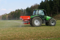 Traktor sprüht auf Feld